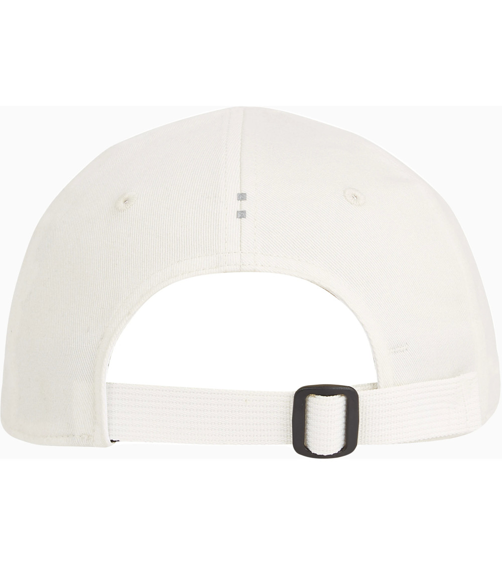 Calvin Klein Cap:  Elegante & Comoda